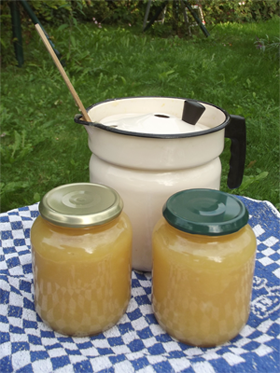 melkkoker en potten met appelmoes